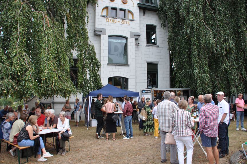 Boire le Villa Beau-Site devant la Villa&nbsp;Beau-Site