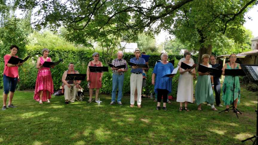 Tous en chœur avec la Guitarelle, lors de la Fête des&nbsp;Combattants